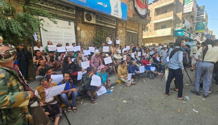 في تعز | 5 أشهر من توقف مرتباتهم تدفع جرحى الشرعية للخروج إلى الشارع