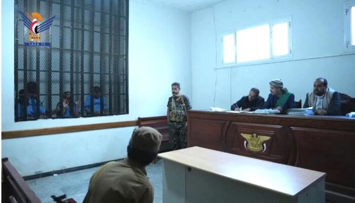 معتقل يهتف داخل محكمة في صنعاء : سلموا مرتبات الناس يا سرق | ماذا سيحكم عليه قضاء الحوثيين !؟