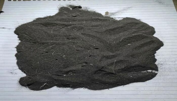 شاهد | تراب أسود يتساقط من السماء ويصدم سكان هذه المحافظة.. تأثيرات بركان إثيوبي تضرب اليمن