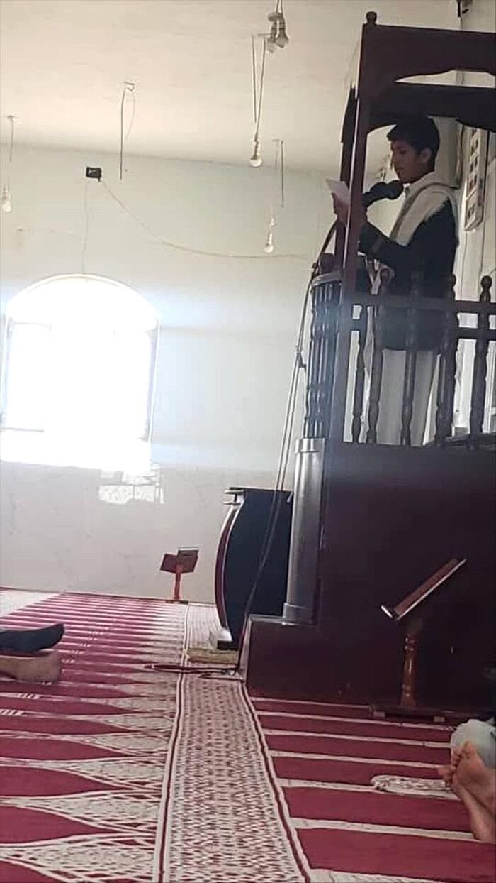 شاهد - قيادي حوثي يفرض نجله خطيباً والمصلون يغادرون المسجد بشكل جماعى في مخادر إب | اسماء وصور
