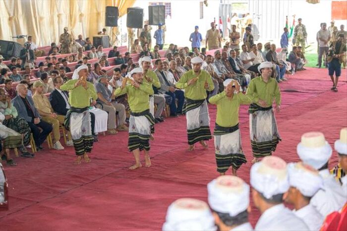 شاهد | قيادي حوثي يعتدي على مسن داخل سوق مركزي في إب.. فيديو