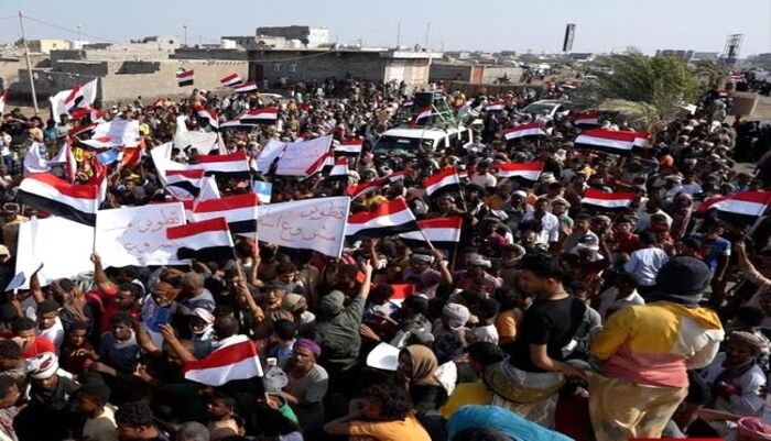 اشادة بدعم وجهود طارق صالح.. انتفاضة شعبية تهز المخا لمباركة توقع اتفاقية مشروع اقتصادي هام