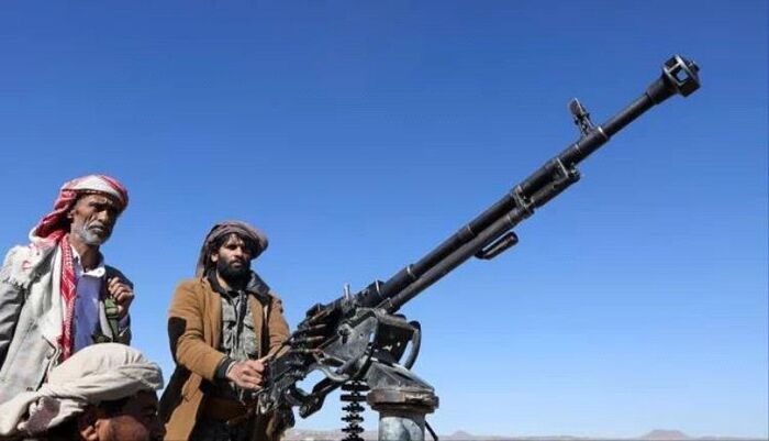 مواجهات مسلحة في صنعاء .. قيادي حوثي يشعل الحرب في ضواحي العاصمة والمواطنون يتصدون له