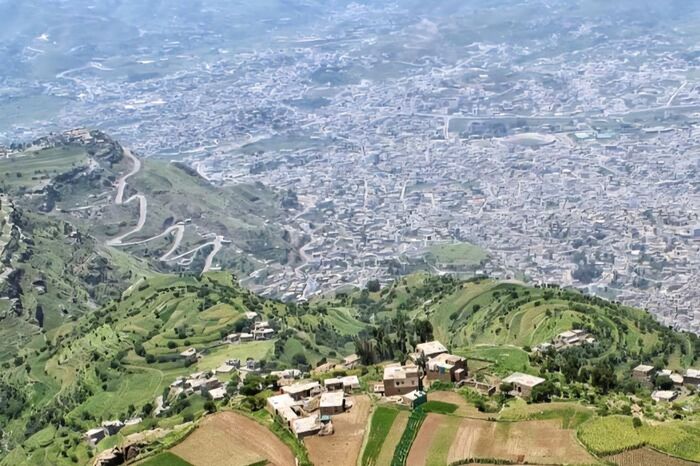 في إب |  مناطق وقواعد عسكرية مغلقة .. منصة صواريخ ثانية للحوثيين بمرتفعات السياني خلال أسابيع
