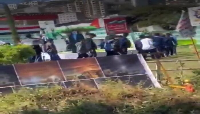 شاهد | مشهد من العصر الجاهلي.. الحوثي يجبر الطلاب على الطواف حول تمثال لحسن نصر الله | صادم أغضب اليمنيين