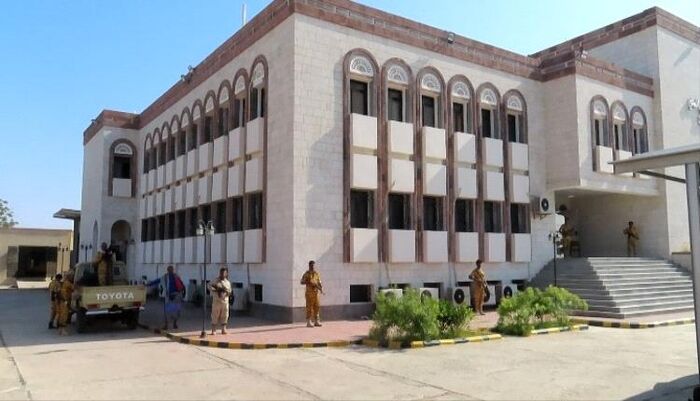 في اليمن | البنك المركزي يعلن إيقاف حسابات المرافق الحكومية ويحذر المواطنين من إيداع أموالهم لدى الصرافات