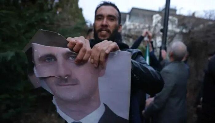 ممثل الجماعة في غرفة عمليات المحور .. قيادي حوثي بارز يفر من سوريا بعد سقوط نظام الأسد