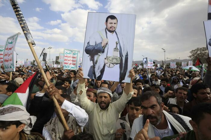 في صنعاء | اختطاف الكابتن طيار الكوماني ووفاة مهندس الطيران عدنان.. الحوثيون يواصلون سحق الكفاءات اليمنية