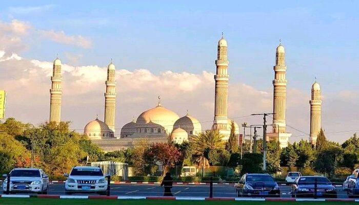 (السفير) يكشف استعدادات وتحركات الجماعة | الحوثي يضخ ملايين لهؤلاء لحمايته بصنعاء ويتعهد بصرف الرواتب | هلع من طوفان يمني قادم