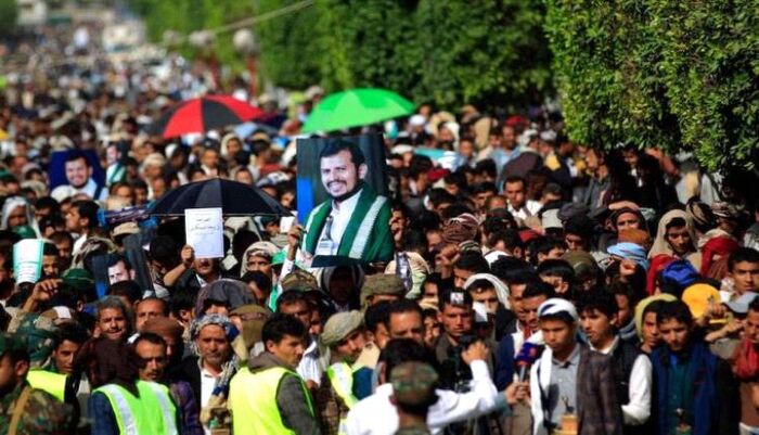 شن هجوم لاذع على الجماعة .. سياسي موالي للحوثيين: لا نريد مواطنين نريد تابعين