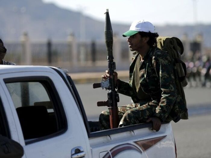 شاهد | مسلحون حوثيين يقتحمون صرافة في رداع تحت تهديد السلاح ويغلقونها بالقوة | فيديو وتفاصيل