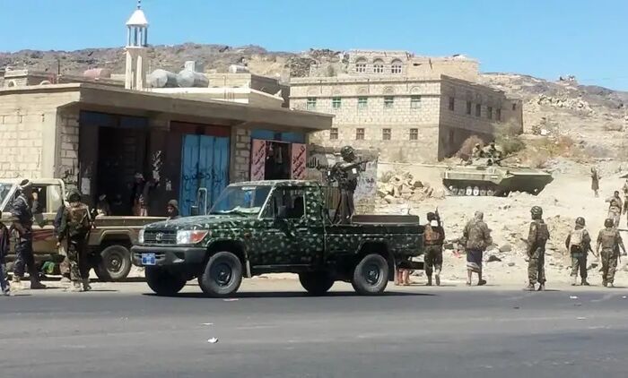 في تعز | مواطن يفجر قنبلة أثناء محاولة اعتقاله من الحوثيين: قتيل وجريحان في صفوف العناصر الانقلابية