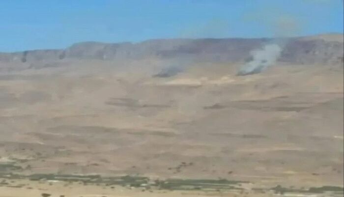 شاهد | الحوثي يحرق الغطاء النباتي لأهم جبال صنعاء بعد رفض القبائل تحويله لموقع عسكري | اسماء وتفاصيل