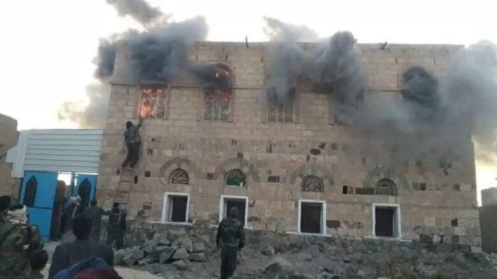 في البيضاء .. الحوثيون ينهبون ويفجرون 22 منزلاً بقرية حنكة آل مسعود وسط حصار خانق