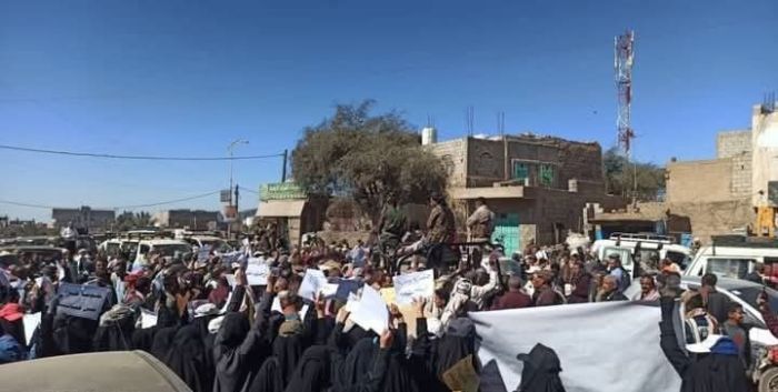 في تعز .. مظاهرة احتجاجية للمعلمين واستمرار الإضراب حتى تلبية مطالبهم