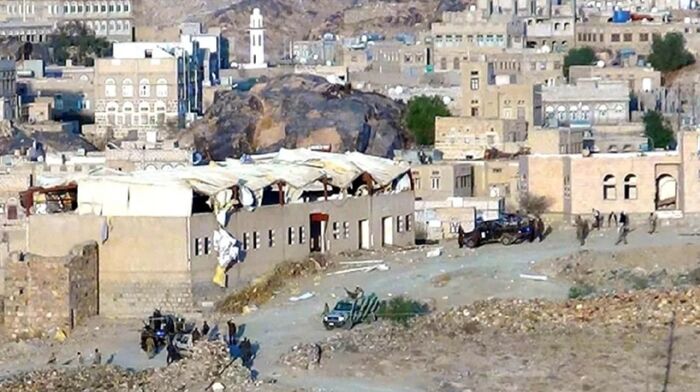 يحدث الان | إعدامات ميدانية ونهب وتفجير للمنازل .. الحوثيون ينكلون بأهالي "حنكة آل مسعود" عقب اقتحام القرية والوضع مأساوي بالمنطقة