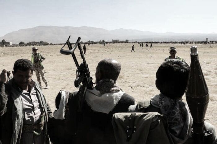 في عمران | انتشار عسكري مكثف .. خلاف تجاري يشعل حصاراً حوثياً واستنفاراً قبلياً بالغولة