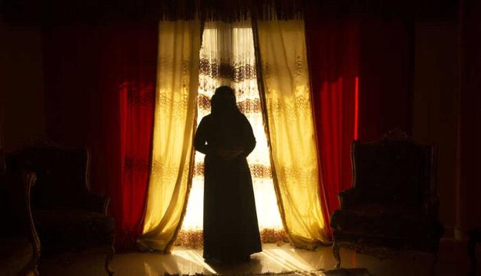 بصورة للمعتقلات .. سياسي موالي للحوثيين يصرخ في جماعته:اعتقالكم للنساء فضيحة ما سبقكم بها أحد