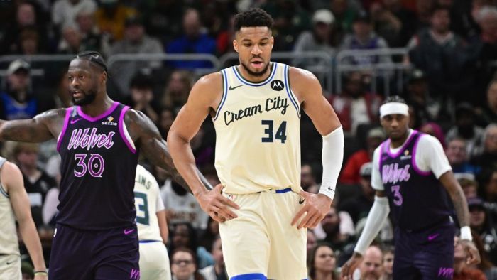 "يانيس" يرد على جماهير ميلووكي بالإشارة للأسفل بعد صافرات الاستهجان في خسارة ثقيلة