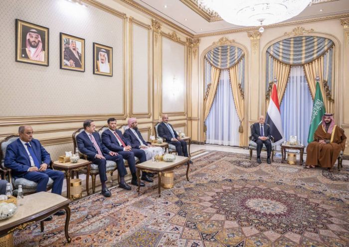 قيادة يمنية تلتقي وزير الدفاع السعودي لبحث دعم الاستقرار وجهود الإعمار