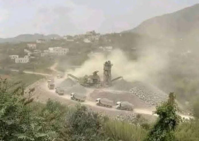 أهالي إب يرفضون إقامة "كسارة" لقيادي حوثي وسط اتهامات بالاعتداء البيئي