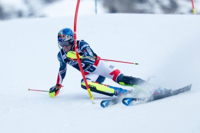 كليمان نويل يواجه تحديات الثلج المتكسر في وينجن بكأس العالم للتزلج
