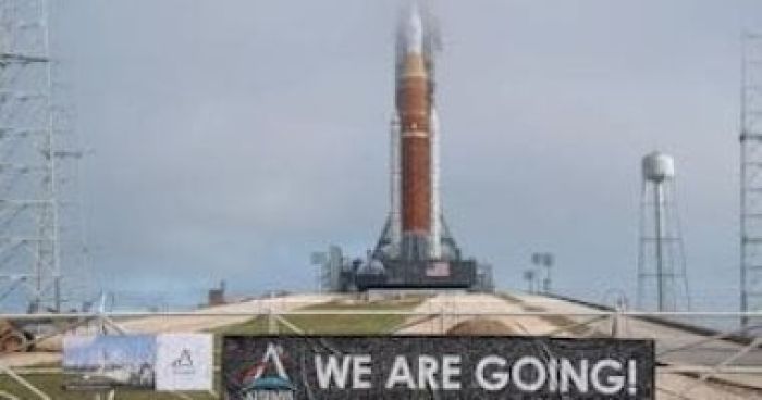 ناسا تدفع صاروخ "أرتميس 2" لمنصة الإطلاق تمهيدًا لعودة البشر للقمر